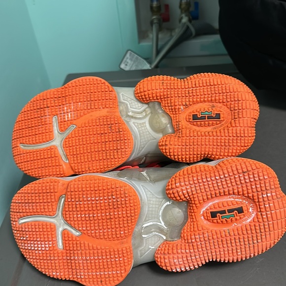 LeBron, 19 fast foods are in excellent condition, no wear and tear on the soles - Picture 3 of 3